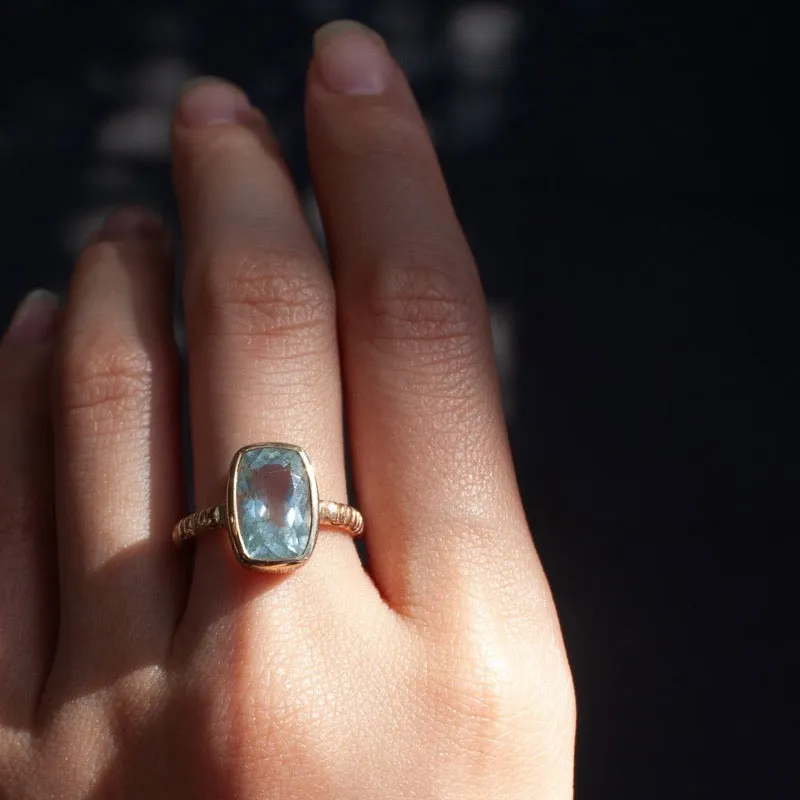 Linea Ring, Aquamarine, 9kt Yellow Gold